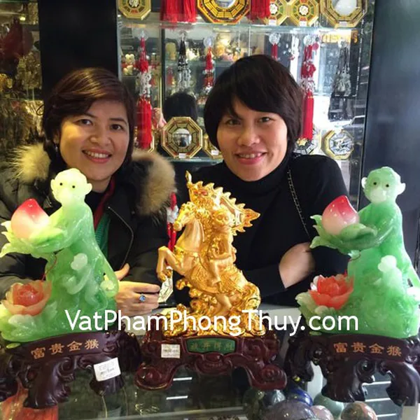 Chị Hiền- khách hàng mua khỉ tướng sói cầm cờ K085M, khỉ mẫu tử dâng đào K082M