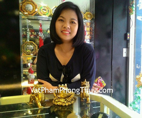Chị Vân Anh- khách hàng mua tỳ hưu đồng đứng D113 và thiềm thừ đồng lớn D214